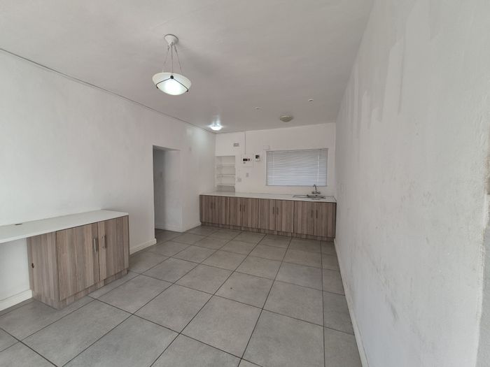 Flat To Rent in Worcester Central: 1 bed, en-suite, secure parking, walk to amenities.