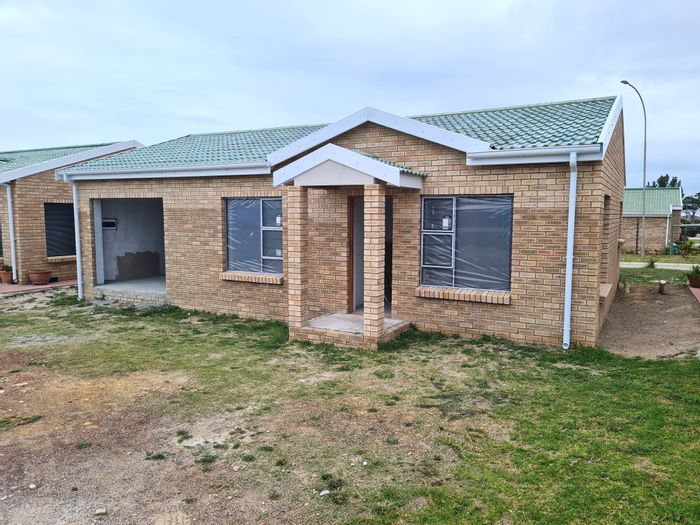 Townhouse for Sale in Jeffreys Bay Central: 24-hour security, garden services, and Life Rights.