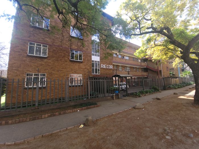 Flat for Sale in Sunnyside: Renovated kitchen, spacious living, secure parking.