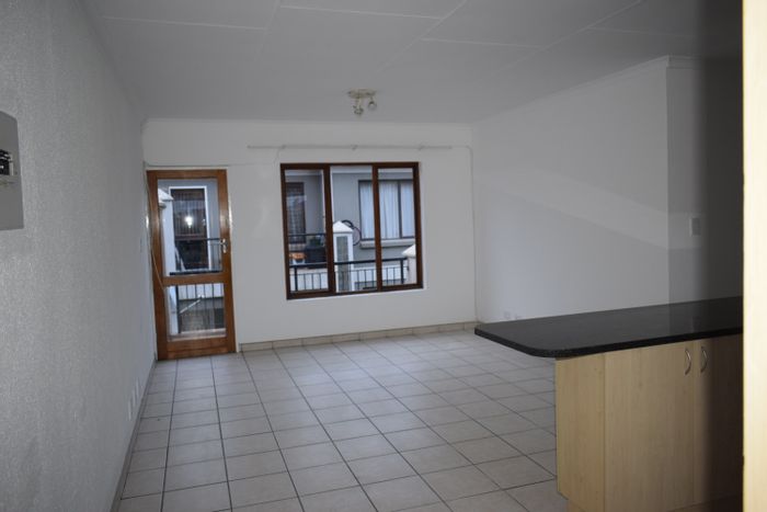 Helderwyk Townhouse For Sale: 2 beds, gym, clubhouse, 24-hour security, scenic views.