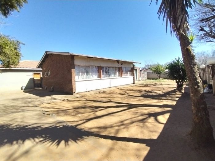 For Sale: House in Vanderbijlpark CE 2 with rental units and parking options.