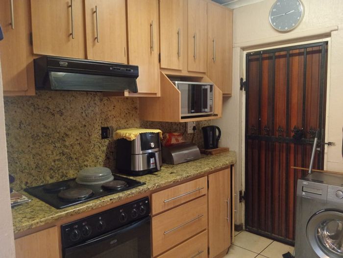 3-Bedroom House for Sale in Eastridge with Secure Parking and Family Amenities.
