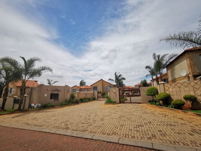 To Rent: 2-Bedroom Apartment in Noordheuwel with Open Plan Living and Covered Parking.