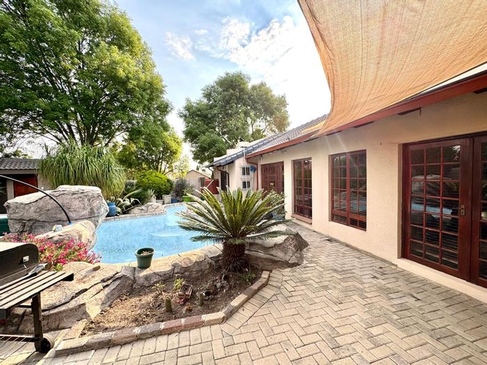 Kruinpark House For Sale: Dual living, business potential, pool, solar system.