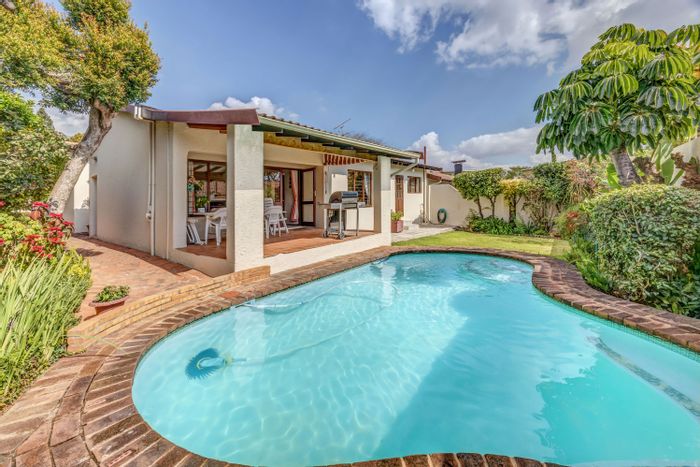 Fourways Townhouse For Sale: 4 beds, pool, tennis court, solar inverter, garden views.