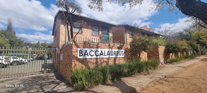 For Sale: 2-Bedroom Flat in Hatfield, walking distance to university, rental income potential.