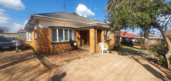 For Sale: House in Primrose Hill with 3 beds, 2 baths, and parking for 4.