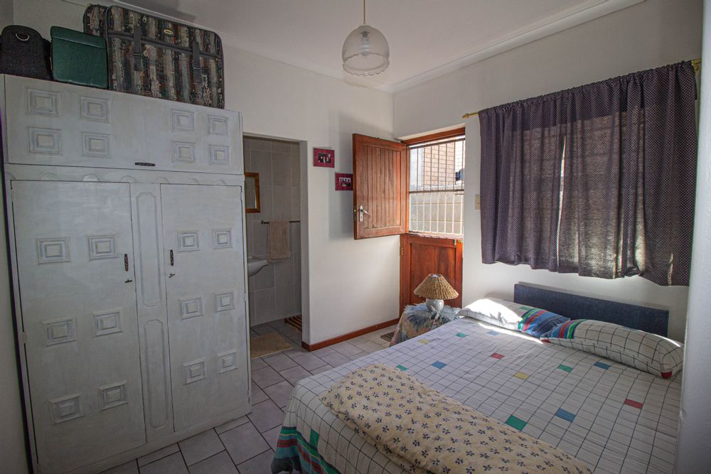 Guest bedroom 2 with ensuite and outside door