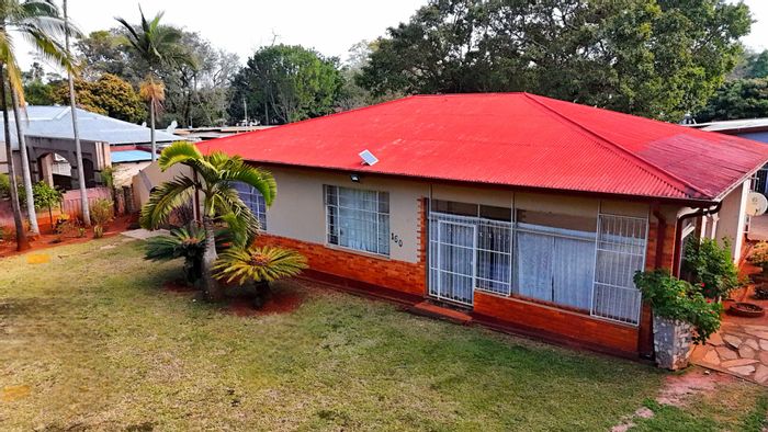 Spacious house with flats, borehole, parking; ideal for family or investment. For Sale in Louis Trichardt Central.