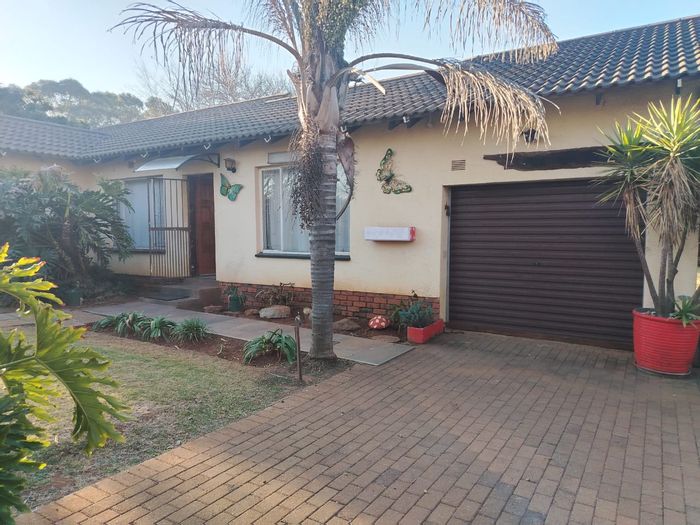 For Sale: House in Brakpan North with 3 bedrooms, garage, and landscaped garden.
