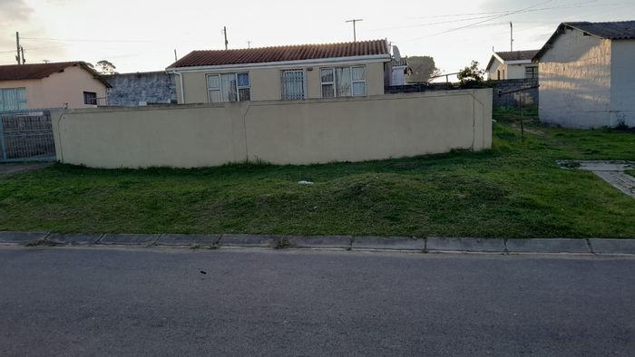 For Sale: House in Mdantsane with 2 bedrooms, flat, and secure parking.