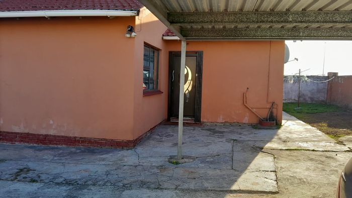 For Sale: 3-Bedroom House in Mdantsane, secure yard, close to amenities.