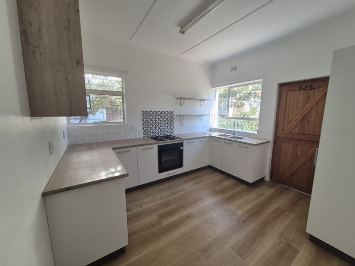 Worcester Central Apartment For Sale: 2 beds, 1 bath, near shops and hospitals.