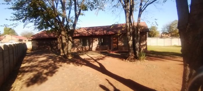 3-Bedroom House To Rent in Brakpan North with spacious yard and ample parking.