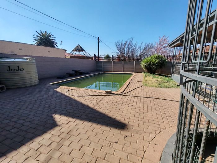 For Sale: House in Vanderbijlpark Cw 5 with spacious yard, 4 bedrooms, and garage.