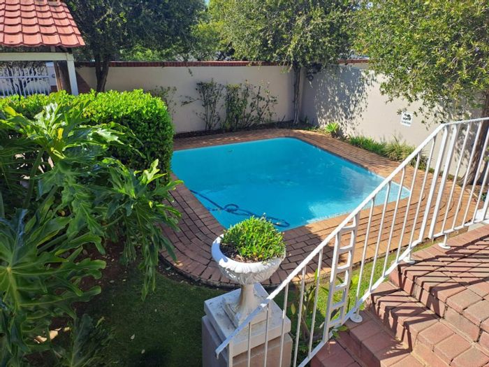 Rivonia Apartment For Sale: Spacious 3-bedroom, pool, balcony, near shopping and schools.