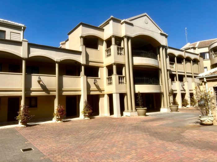 Hyde Park Apartment For Sale: 3 beds, spacious lounges, outdoor entertainment areas.