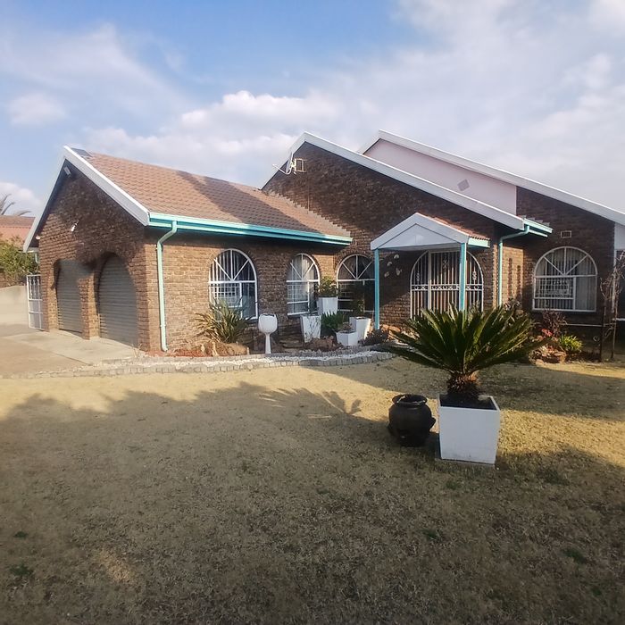 4-Bedroom House To Rent in Ferryvale with garden, braai area, and double garages.