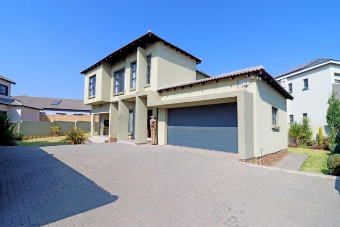 For Sale: Spacious 4-Bedroom House in Thatchfield Hills with Security and Amenities.