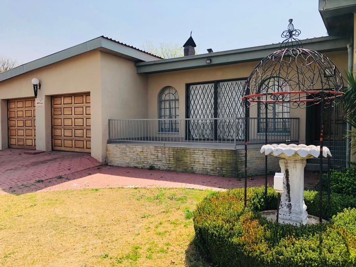 For Sale: House in Bethal Central with 3 bedrooms, double garage, and spacious yard.