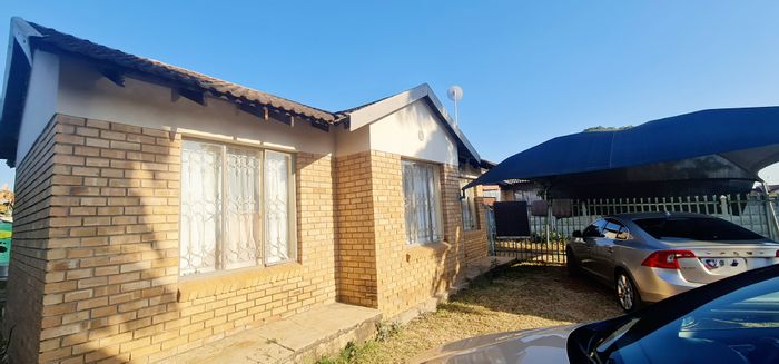 2-Bedroom House To Rent in Louis Trichardt Central with outdoor space and prepaid electricity.