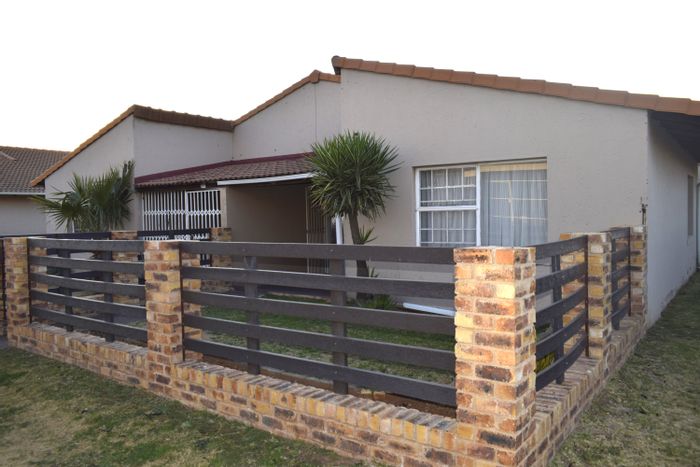 Townhouse For Sale in Elspark: 2 beds, private garden, pool, tennis courts.