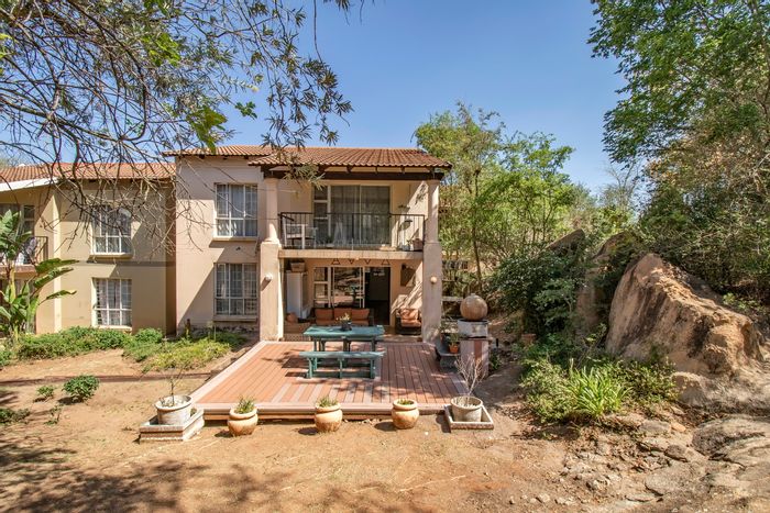 Sharonlea Apartment For Sale: 2 Bedrooms, 2 Bathrooms, Garden, 24-Hour Security.