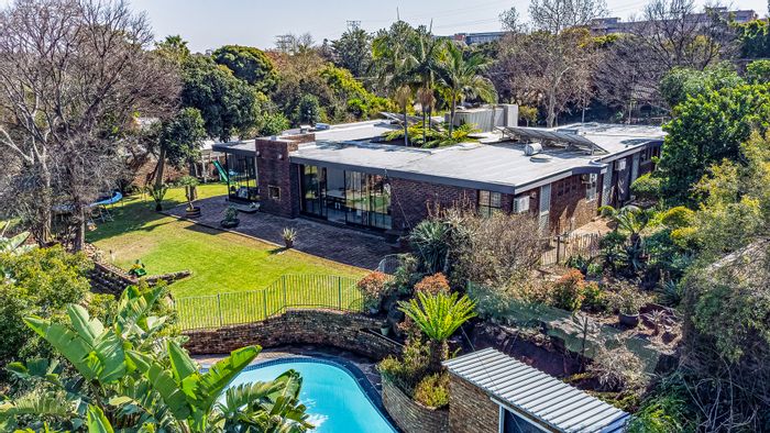 Lynnwood Manor House For Sale: 5 beds, pool, flatlet, borehole, solar system.