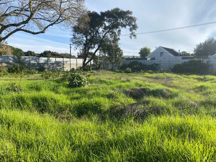 Customizable 3-bedroom house in secure Durbanville Central estate, for sale.