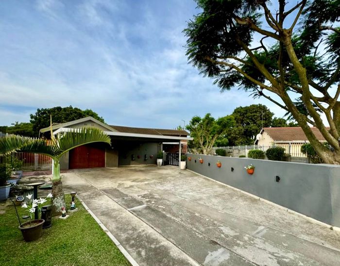 Veld En Vlei House For Sale: Pool, air-conditioned bedrooms, office space, and garden.