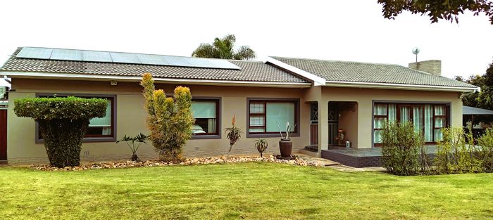 Vanes Estate House For Sale: 3 beds, 2 baths, solar power, spacious living areas.