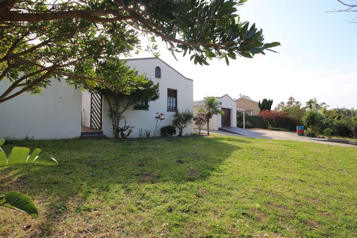 For Sale: House in Blue Bend with 3 bedrooms, patio, and spacious yard.