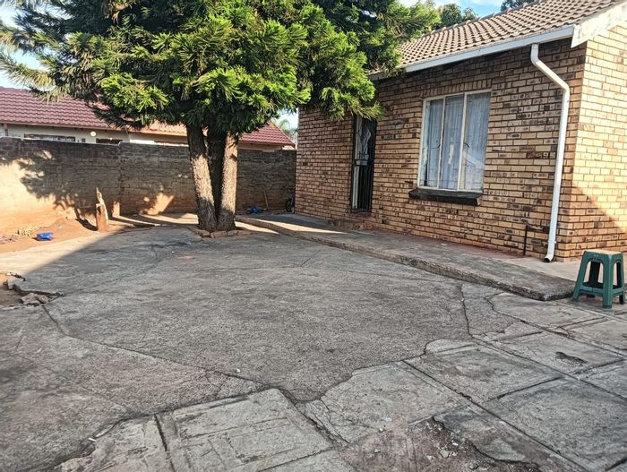 For Sale: 2-Bedroom House in Geelhoutpark with paved yard, near amenities.