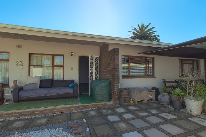 House to Rent in Monte Vista: 2 Bedrooms, private garden, secure parking.