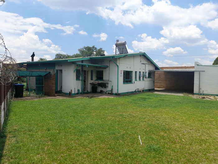 3-Bedroom House To Rent in Vanderbijlpark CE 2 with garage and garden.