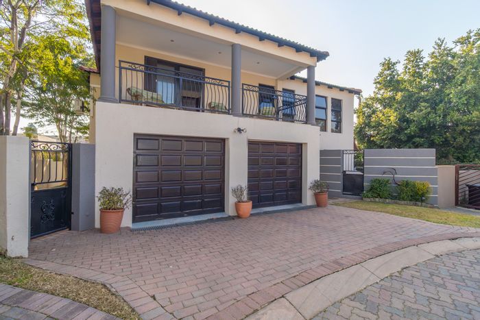 Magaliessig House For Sale: Spacious family home with garden, solar power, and security.