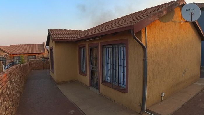 House For Sale in Philip Nel Park: 3 bedrooms, secure parking, close to TUT.