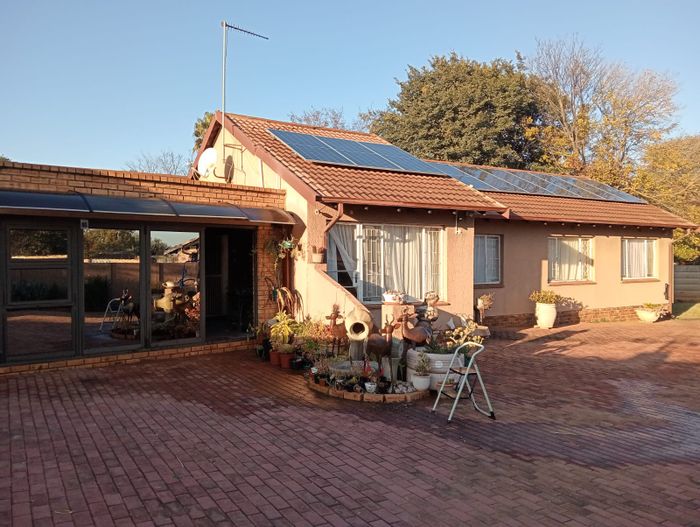 Crystal Park House For Sale: 3 beds, games room, patio, solar panels, spacious garden.