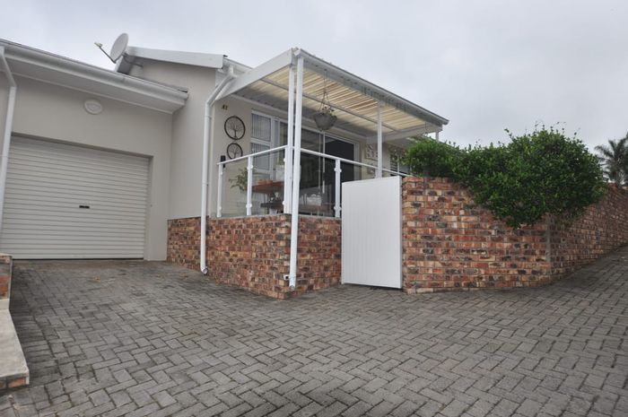 Beacon Bay Townhouse For Sale: 3 beds, private garden, close to amenities.