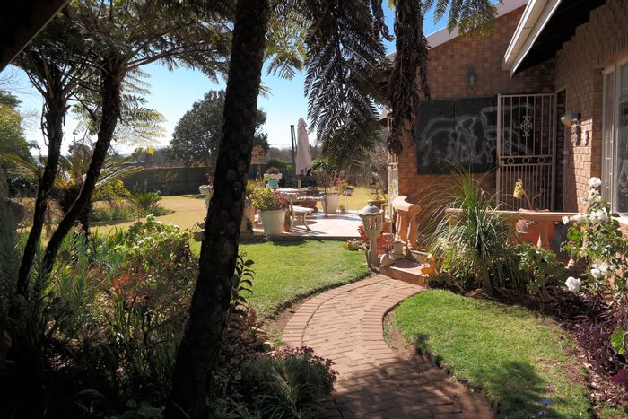 Randpoort House To Rent: 3 Bedrooms, 2 Bathrooms, Large Garden, Double Garage.