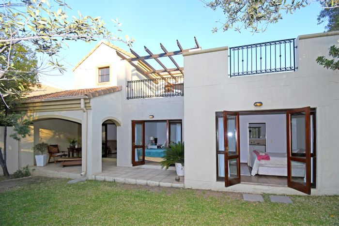 Lonehill Townhouse For Sale: 3 beds, pool, restaurant, dog park, secure estate.