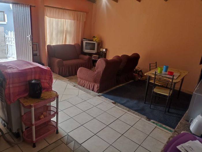 For Sale: 2-Bedroom House in Kwanonqaba, near shopping, low maintenance, secure area.