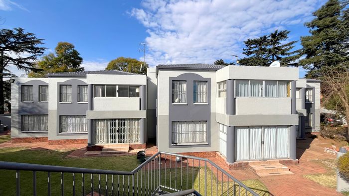 3-Bedroom Flat For Sale in Parkhill Gardens with enclosed balcony and parking.