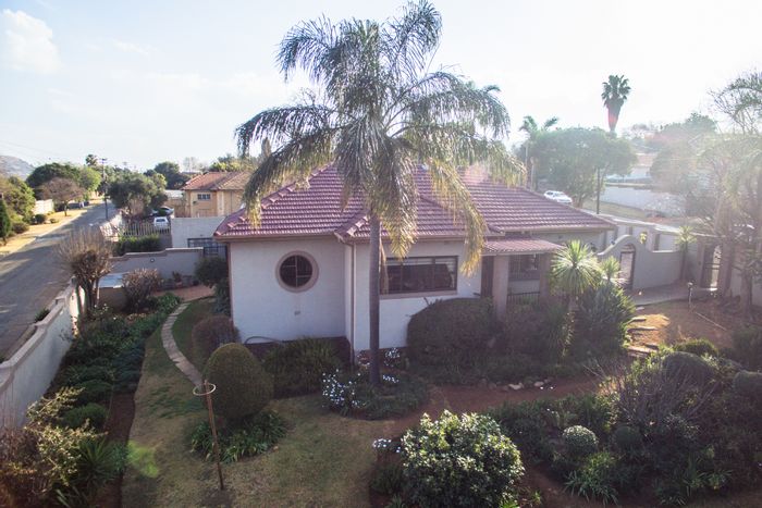 Cyrildene House For Sale: 4 bedrooms, study, spacious kitchen, ample parking.