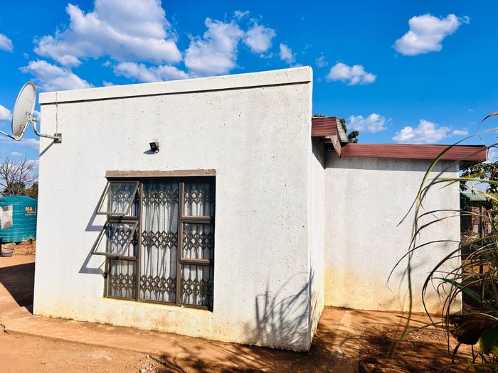 Tshikota House For Sale: 4 Bedrooms, dual living spaces, large water tank.