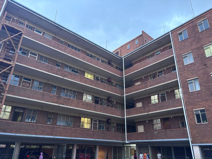 For Sale: 2.5 Bedroom Apartment in Sunnyside with balcony, secure building, and transport access.