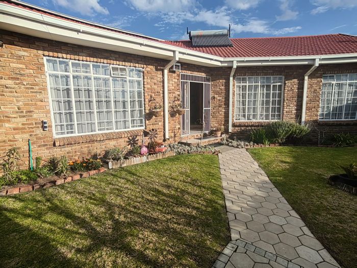 For Sale: Townhouse in Parys Central with 3 bedrooms, solar system, and private garden.