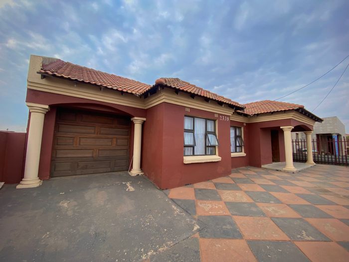 3-Bedroom House For Sale in Thubelihle with private yard and secure parking.