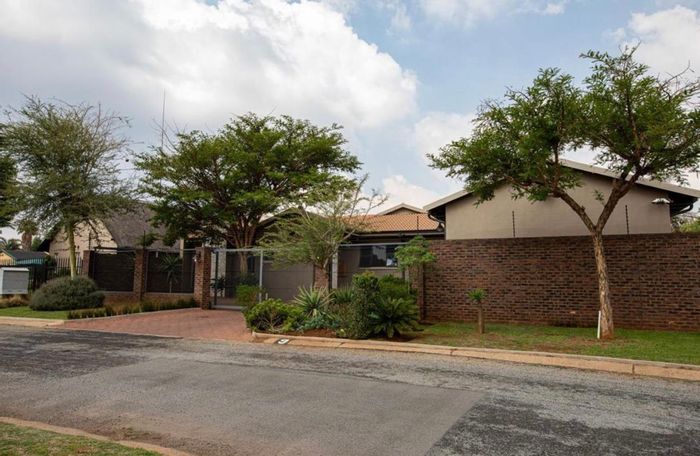 For Sale: House in Verwoerdpark with 4 beds, solar power, and top security.