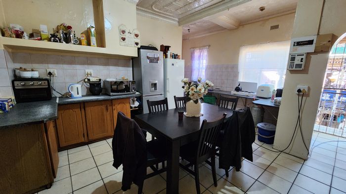 Nigel Central House For Sale: Main house, 2 flats, spacious yard, parking.